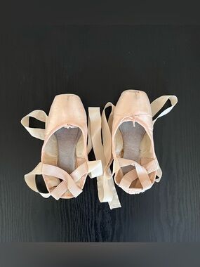 Suffolk Sheffield Pointe Shoes with Ribbons and Elastics

4 1/2 XXN